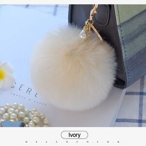 Big pompom w/ pearl keychain - KC003 ivory